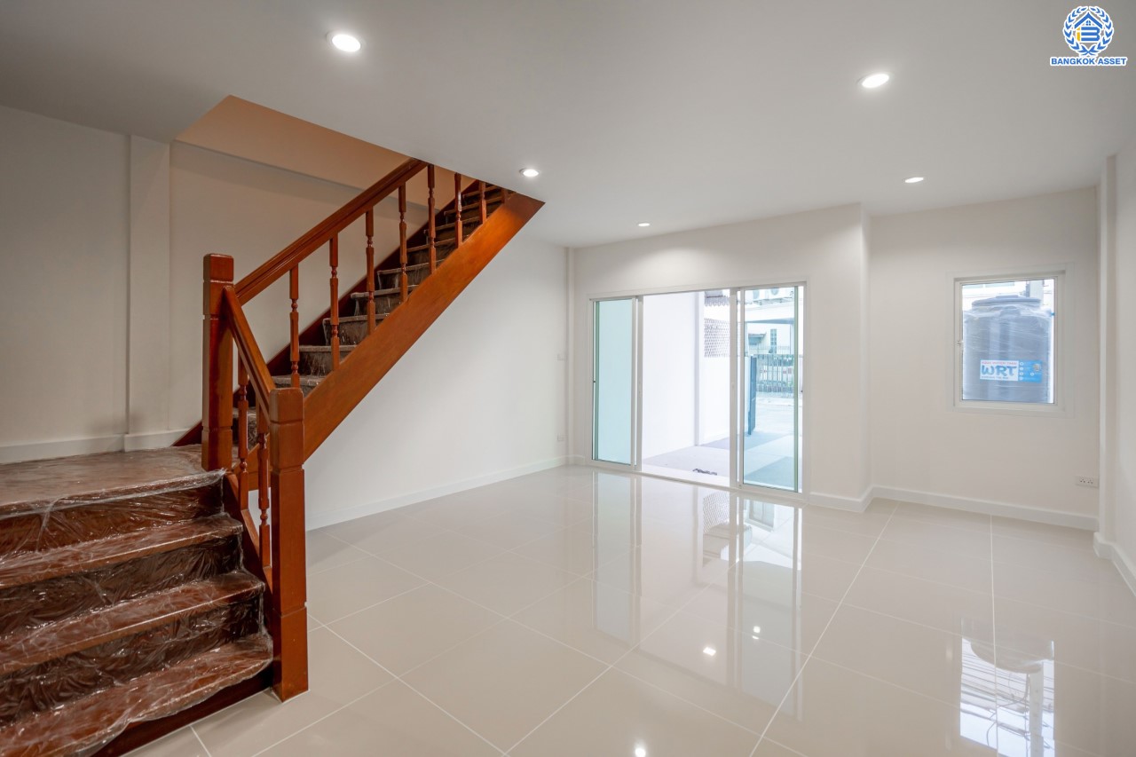 บ้านมือสองตกแต่งใหม่ ม.พิบูลย์การ์เด้นวิลล์ พิบูลย์สงคราม-พระราม5 เนื้อที่ 18 ตร.ว. ฟังก์ชัน 3 ห้องนอน 2 ห้องน้ำ จอดรถได้ 1 คัน บนสุดยอดทำเล! เชื่อมถนนพิบูลย์สงคราม, วงศ์สว่าง, นครอินทร์ และติวานนท์ ใกล้จุดขึ้นทางด่วนศรีรัช-วงแหวนรอบนอก ใกล้รถไฟฟ้า "สถานีแยกติวานนท์"...